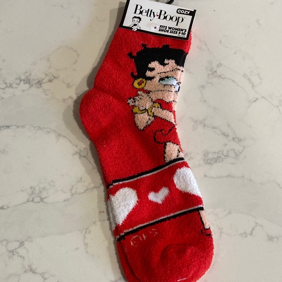 Betty Boop Fuzzy Cozy Red Hearts Graphic Crew Socks Adult Shoe Size 5-10 - Picture 4 of 4